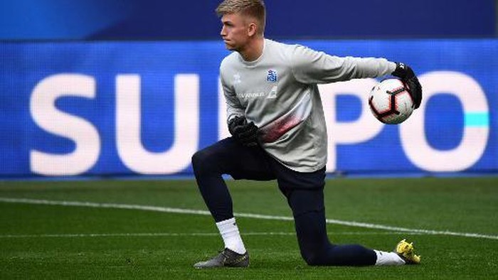 Icelands goalkeeper Runar Alex Runarsson plays the ball during a training seesion at the Stade de France in Saint-Denis, north of Paris, on March 24, 2019 on the eve of their Euro 2020 qualifying football match between France and Iceland. (Photo by FRANCK FIFE / AFP)