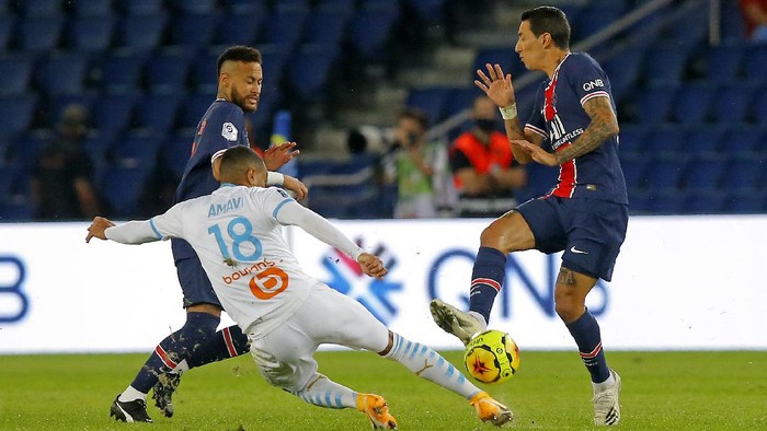 angel di maria neymar paris saint-germain vs marseille psg ligue 1 liga prancis Marseilles Jordan Amavi, center, challenges PSGs Neymar, left, and Angel Di Maria during the French League One soccer match between Paris Saint-Germain and Marseille at the Parc des Princes in Paris, France, Sunday, Sept.13, 2020. (AP Photo/Michel Euler)