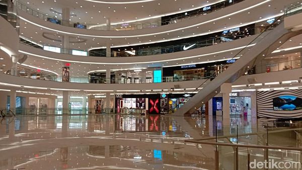 Asli Sepi Banget! Penampakan Mal di Hari Pertama PSBB