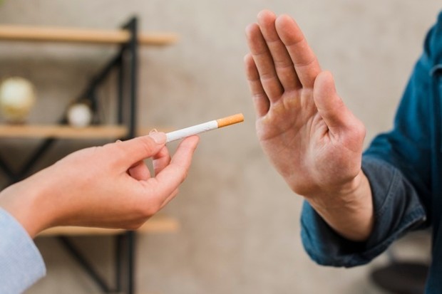 Berhenti Merokok/ Sumber: Freepik.com Ingat bahwa merokok akan merusak tubuhmu dan jika kamu berhasil berhenti, itu artinya kamu melindungi dirimu sendiri.