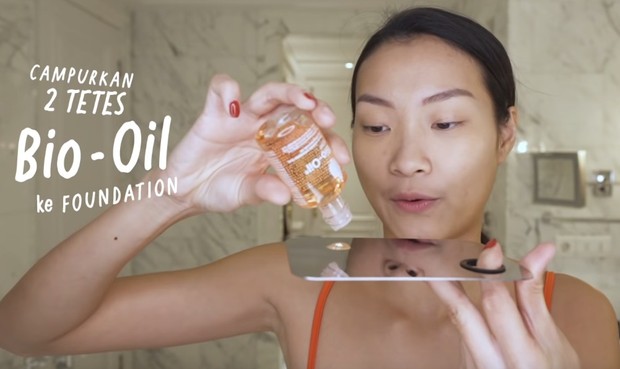 bio oil/youtube.com/Bio-Oil Indonesia Campurkan sebanyak dua tets bio oil dengan foundation, kemudian aduk hingga rata