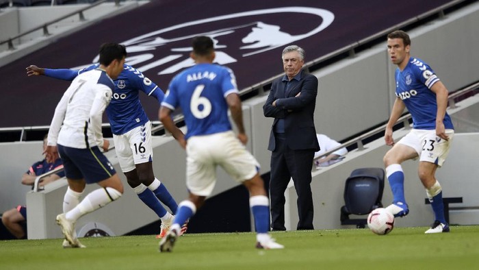 Evertons manager Carlo Ancelotti, second right, looks out during the English Premier League soccer match between Tottenham Hotspur and Everton at the Tottenham Hotspur Stadium in London, Sunday, Sept. 13, 2020. (Alex Pantling/Pool via AP)