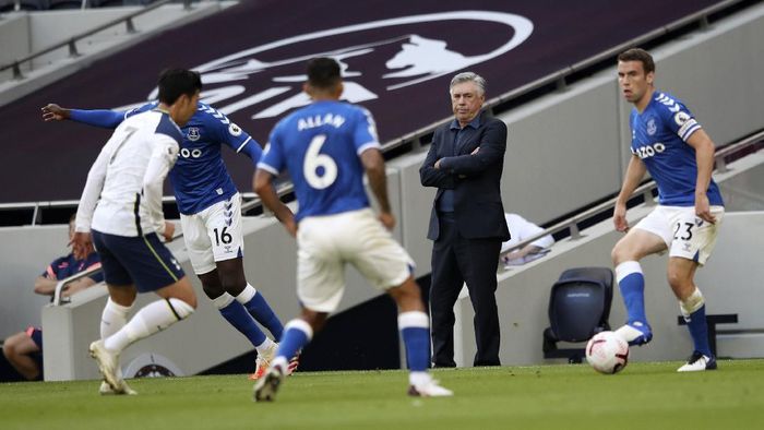 carlo ancelotti everton tottenham hotspur vs everton liga inggris premier league Evertons manager Carlo Ancelotti, second right, looks out during the English Premier League soccer match between Tottenham Hotspur and Everton at the Tottenham Hotspur Stadium in London, Sunday, Sept. 13, 2020. (Alex Pantling/Pool via AP)