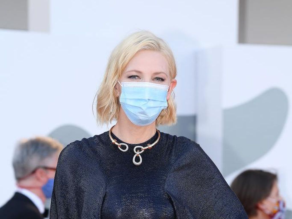 7 Momen Stylish Cate Blanchett Pakai Masker di Venice Film Festival 2020 7 Momen Stylish Cate Blanchett Pakai Masker di Venice Film Festival 2020