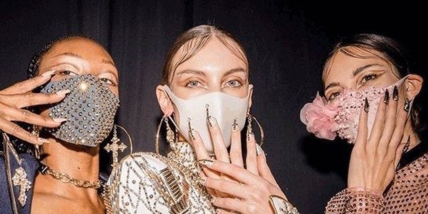 Tiap masker perlu dibersihkan sesuai dengan jenisnya.