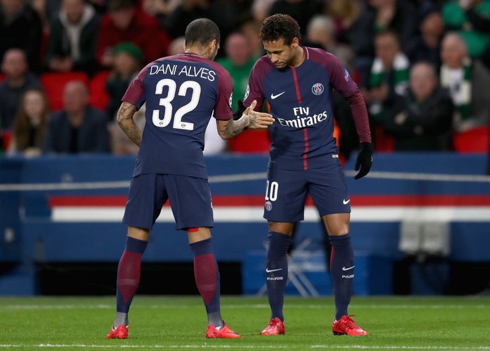 PARIS, FRANCE - NOVEMBER 22:  Neymar (R) of PSG celebrates scoring his teams first goal with Dani Alves during the UEFA Champions League group B match between Paris Saint-Germain and Celtic FC at Parc des Princes on November 22, 2017 in Paris, France.  (Photo by Catherine Ivill/Getty Images)