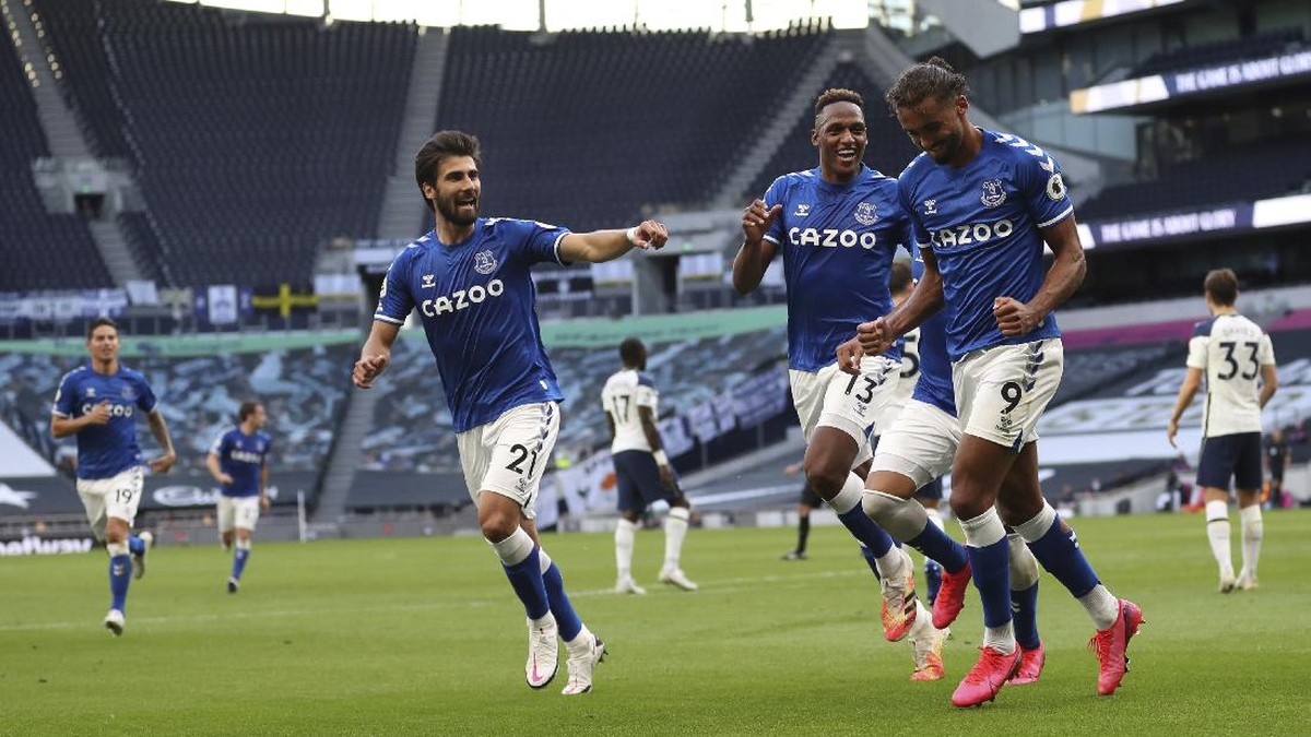 Everton menang 1-0 atas Tottenham Hotspur lewat gol tunggal Dominic Calvert-Lewin (kanan). (Foto: Cath Ivill/AP)