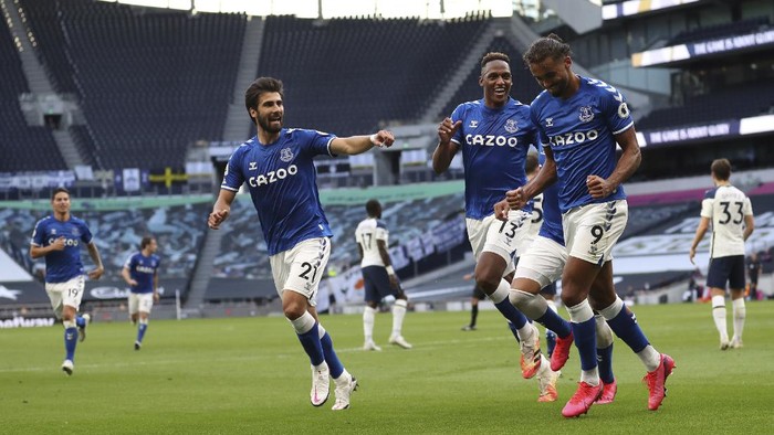 Evertons Dominic Calvert-Lewin, right, celebrates with teammates after scoring his sides opening goal during the English Premier League soccer match between Tottenham Hotspur and Everton at the Tottenham Hotspur Stadium in London, Sunday, Sept. 13, 2020. (Cath Ivill/Pool via AP)