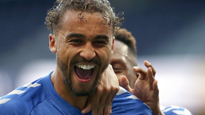Evertons Dominic Calvert-Lewin, front, celebrates with teammates after scoring his sides opening goal during the English Premier League soccer match between Tottenham Hotspur and Everton at the Tottenham Hotspur Stadium in London, Sunday, Sept. 13, 2020. (Alex Pantling/Pool via AP)