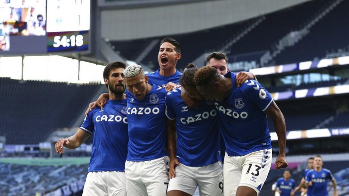 Evertons Dominic Calvert-Lewin, centre, celebrates with teammates after scoring his sides opening goal during the English Premier League soccer match between Tottenham Hotspur and Everton at the Tottenham Hotspur Stadium in London, Sunday, Sept. 13, 2020. (Alex Pantling/Pool via AP)