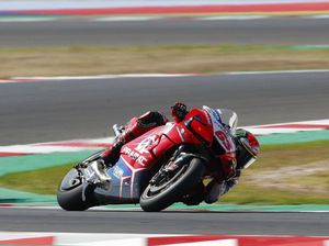 Pecco Bagnaia Terpincang-pincang, Kalahkan Rossi, Lalu Naik Podium