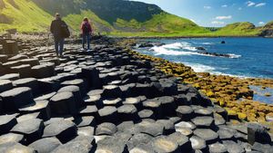 Hamparan Bebatuan Unik, Konon Dibangun oleh Raksasa di Irlandia Utara