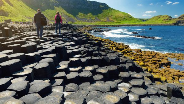 Hamparan Bebatuan Unik, Konon Dibangun oleh Raksasa di Irlandia Utara