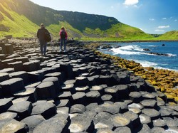 Bocah Selamat Setelah Jatuh di Situs Giants Causeway