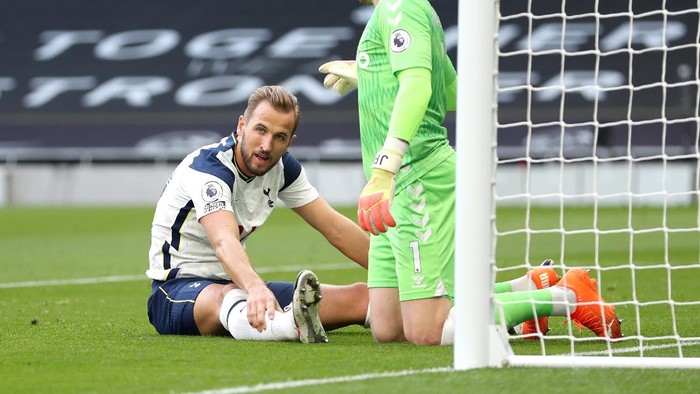 LONDON, ENGLAND - SEPTEMBER 13: Harry Kane of Tottenham Hotspur reacts during the Premier League match between Tottenham Hotspur and Everton at Tottenham Hotspur Stadium on September 13, 2020 in London, England. (Photo by Catherine Ivill/Getty Images)