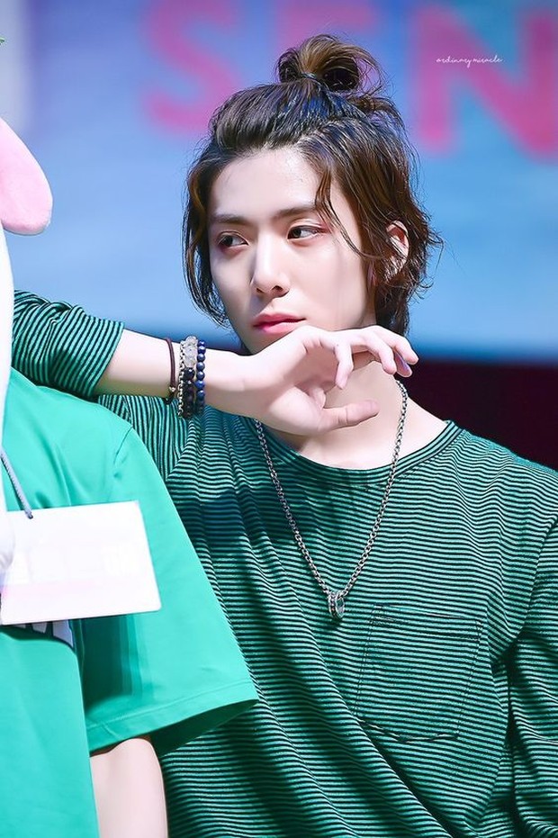 Hwiyoung SF9 / pinterest.com (Sensationals Record Tumblr) Hwiyoung SF9 dengan gaya rambut man bun