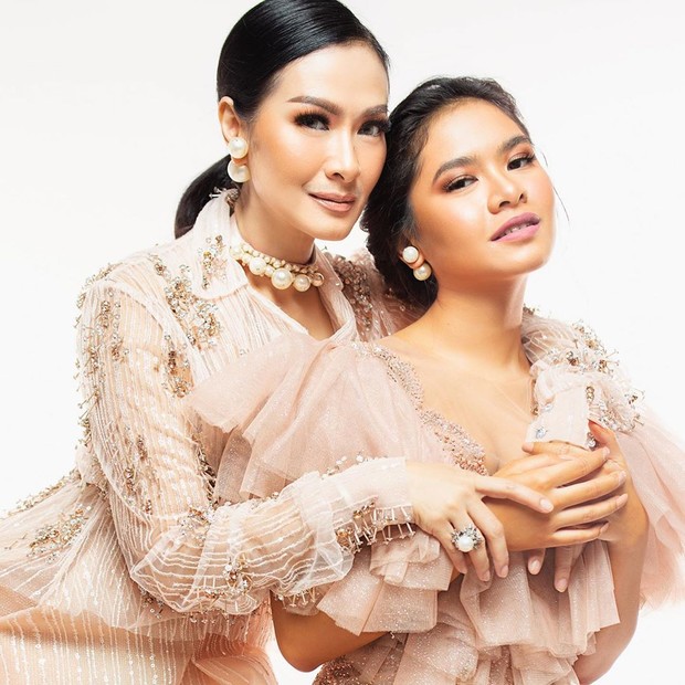 Iis Dahlia dan Salshadilla