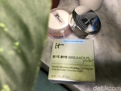 Review: It Bye Bye Breakout Powder, Bedak Tabur dengan Kandungan AHA/BHA