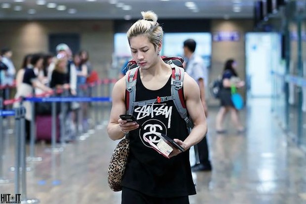 Jackson GOT7 / pinterest.com (onehalyu) Jackson GOT7 pernah menggunakan gaya man bun saat di bandara