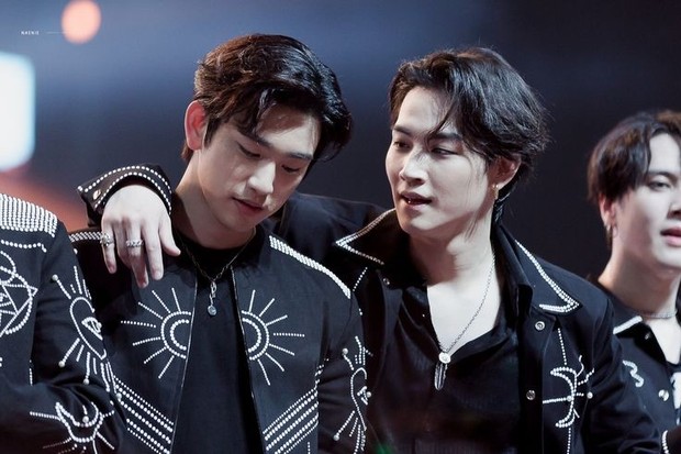 Pertama kali bertemu di audisi JYP Entertainment membuat Jinyoung dan JB menjadi dekat, keduanya pun menempati posisi pertama dari 10 ribu orang yang mengikuti audisi.