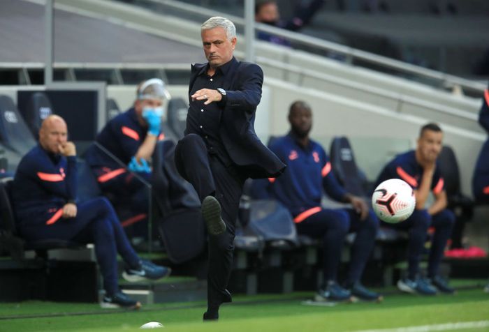 Jose Mourinho LONDON, ENGLAND - SEPTEMBER 13: Jose Mourinho, Manager of Tottenham Hotspur kicks the ball during the Premier League match between Tottenham Hotspur and Everton at Tottenham Hotspur Stadium on September 13, 2020 in London, England. (Photo by Adam Davy - Pool/Getty Images)
