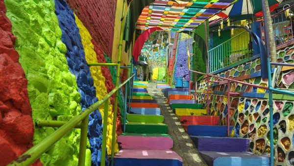 Warna-warni di Tepi Sungai Kota Malang