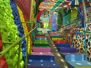 Warna-warni di Tepi Sungai Kota Malang Warna-warni di Tepi Sungai Kota Malang