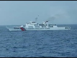 Video Kapal Penjaga Pantai China Digiring ke Luar ZEE Indonesia