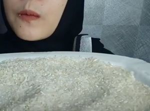 5 Orang Ini Hobi Makan Beras Mentah, Ini Kata Ahli Gizi! 5 Orang Ini Hobi Makan Beras Mentah, Ini Kata Ahli Gizi!