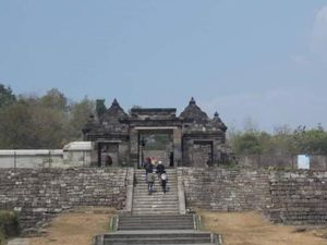 Sejarah Candi Ratu Boko Lengkap dengan Mitos, Lokasi, Rute, dan Daya Tariknya Sejarah Candi Ratu Boko Lengkap dengan Mitos, Lokasi, Rute, dan Daya Tariknya