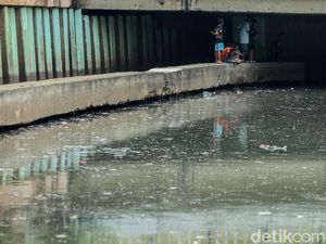 Kolong Jembatan Tanah Abang Jadi Tongkrongan Anak-anak