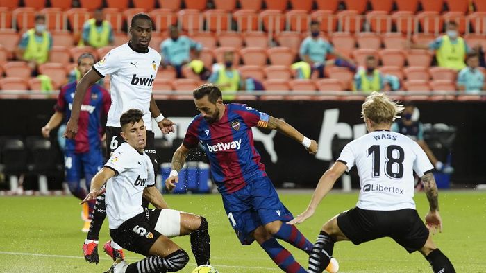 LaLiga Levantes Jose Luis Morales scores the opening goal during the Spanish La Liga soccer match between Valencia and Levante at the Mestalla Stadium in Valencia, Spain, Sunday, Sept. 13, 2020. (AP Photo/Alberto Saiz)
