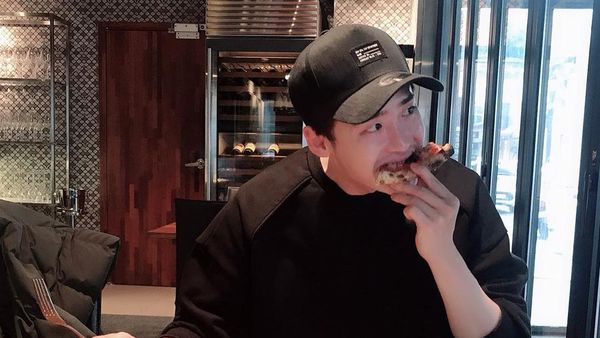 Ultah Hari Ini, Yuk Intip Pesona Tampan Lee Jong Suk Saat Kulineran!