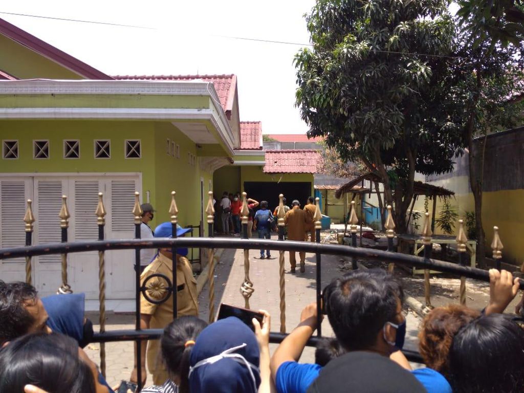 Warga di Medan Bongkar Lantai Rumah Gegara Isu Mistis, Ternyata Kosong Warga di Medan Bongkar Lantai Rumah Gegara Isu Mistis, Ternyata Kosong