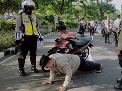 Masih Tak Bermasker di Surabaya? Push Up dan Sita KTP Hukumannya!