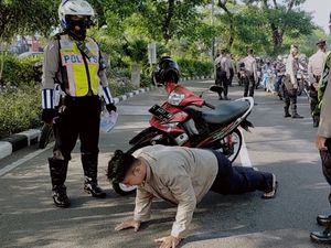 Masih Tak Bermasker di Surabaya? Push Up dan Sita KTP Hukumannya! Masih Tak Bermasker di Surabaya? Push Up dan Sita KTP Hukumannya!
