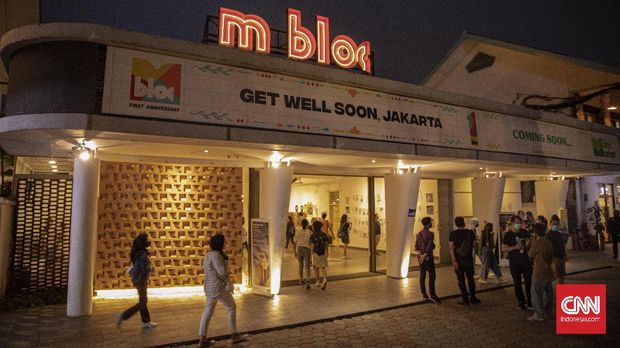 Aktivitas pengunjung di Mbloc Space, Jakarta, Minggu, 13 September 2020. Pemprov DKI Jakarta kembali memberlakukan Pembatasan Sosial Berskala Besar (PSBB) pada Senin, 14 September 2020 untuk mencegah kerumunan saat pemberlakuan kembali PSBB total guna menekan penyebaran COVID-19. Dalam PSBB kali ini pemprov DKI Jakarta menutup sejumlah tempat hiburan dan melarang restoran melayani pelanggan makan di tempat. CNN Indonesia/Bisma Septalisma