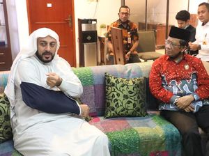 Mahfud Md Jenguk Syekh Ali Jaber: Beliau Sehat-Titip Salam untuk Presiden
