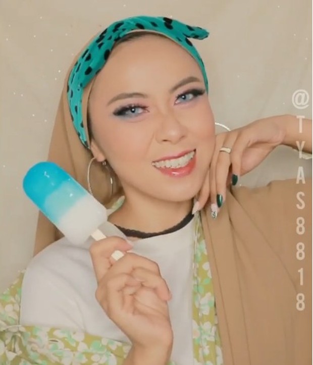 Adapun hasil akhir makeup yang ditampilkan lebih berefek glossy dengan penonjolan warna-warna yang feminim dan soft.
