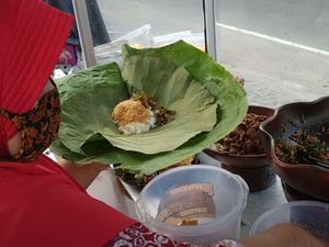 Nikmatnya Nasi Berkat Bungkus Daun Jati Khas Pacitan Nikmatnya Nasi Berkat Bungkus Daun Jati Khas Pacitan
