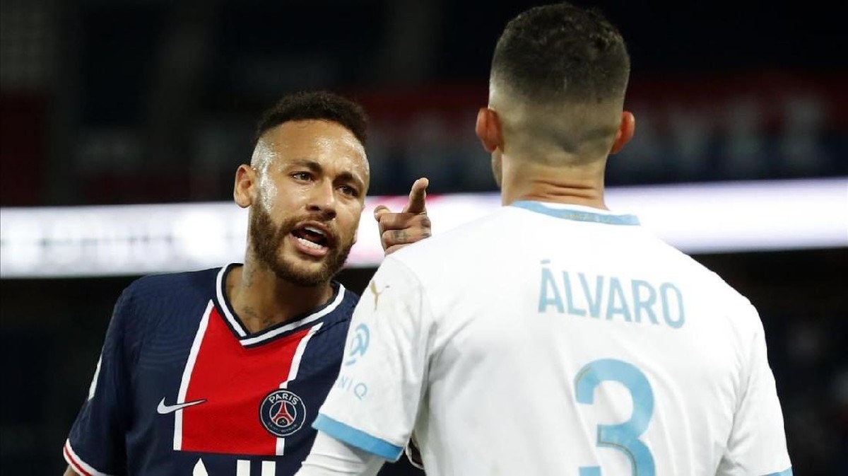 Neymar berselisih dengan Alvaro Gonzalez. (Foto: Twitter @33sports_)