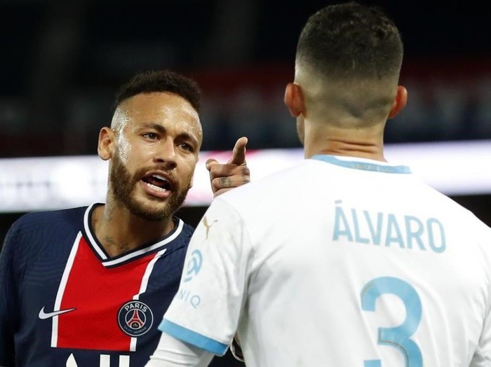 Neymar dan Alvaro Gonzalez