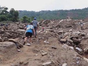 Ngerinya Longsor di Nepal: Rumah dan Manusia Terkubur
