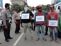 Sanksi Menyanyi dan Sita KTP Bagi Warga Tak Bermasker di Medan
