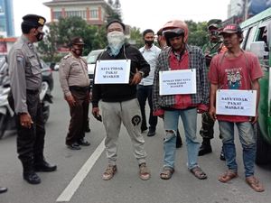 Sanksi Menyanyi dan Sita KTP Bagi Warga Tak Bermasker di Medan Sanksi Menyanyi dan Sita KTP Bagi Warga Tak Bermasker di Medan