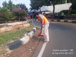 17 Pelanggar PSBB di Pasar Jumat Jaksel Disanksi Menyapu-Mengecat