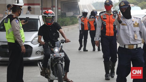 Polantas, petugas Dishub dan Satpol PP menggelar Operasi Yustisi Protokol COVID-19 di kawasan Pasar Jumat, Jakarta, Senin (14/9/2020). Operasi Yustisi tersebut dilaksanakan untuk menertibkan masyarakat agar lebih disiplin dalam menerapkan protokol kesehatan pencegahan penyebaran COVID-19. (CNN Indonesia/ Safir Makki)