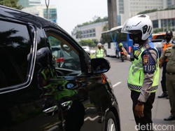 Naik Mobil Sendiri Didenda karena Pakai Masker di Dagu, Ini Aturannya