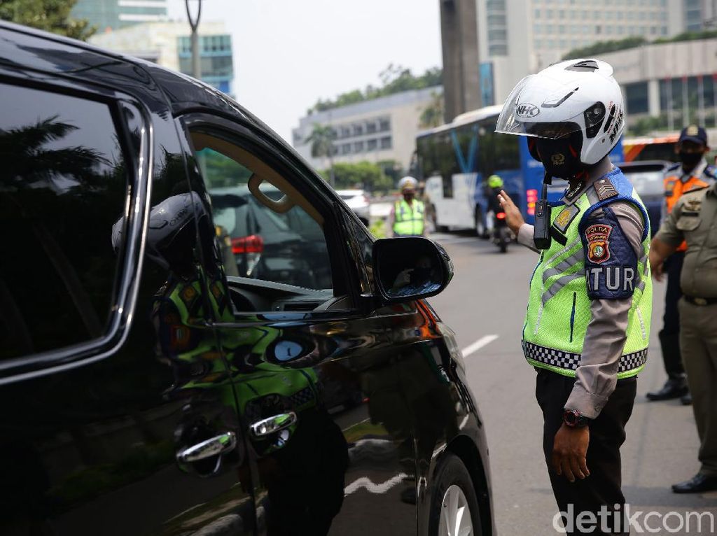 Naik Mobil Sendiri Didenda karena Pakai Masker di Dagu, Ini Aturannya Naik Mobil Sendiri Didenda karena Pakai Masker di Dagu, Ini Aturannya