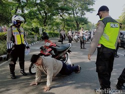 Operasi Yustisi di Surabaya, Warga Tak Bermasker Disita KTP dan Dihukum Push Up